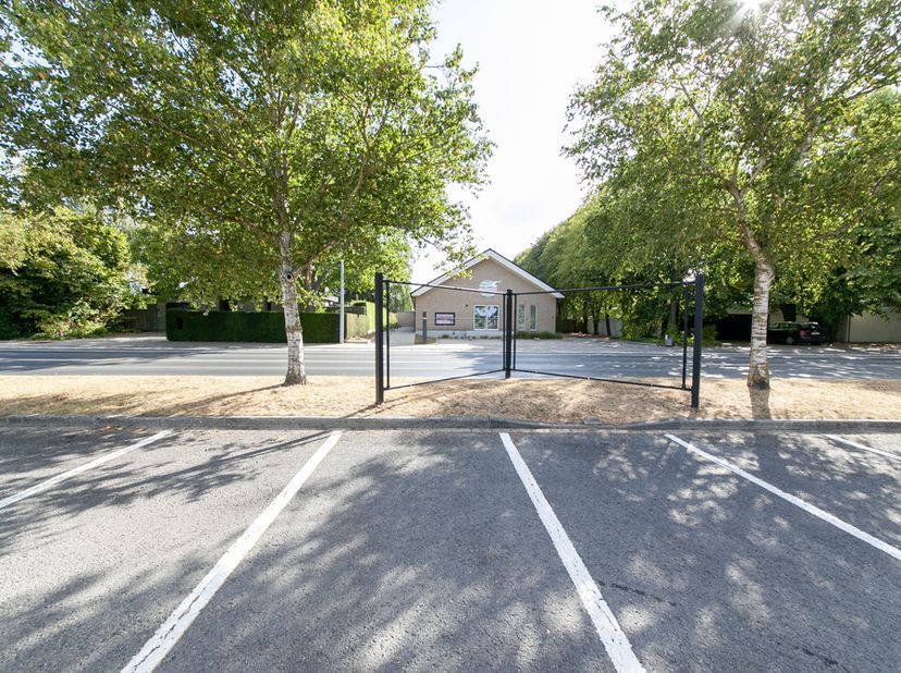 PERCEEL GROND (PARKGEBIED) -<br />
Stuk grond, kadastraal gekend als weiland, met een oppervlakte van 1.260 m².<br />
Voorwaarden:<br />
- blanco bode