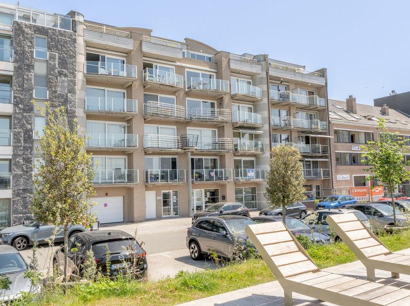 Appartement met 2 slaapkamers, 2 terrassen en een gesloten garagebox in het gebouw. Mooie locatie op de vernieuwde Tijdokstraat van Zeebrugge, vlakbij