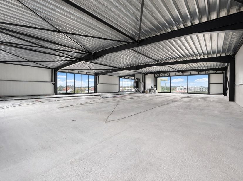 Polyvalente ruimte van maar liefst 385 m² op de tweede verdieping van een recent bedrijfsgebouw te Knokke. De ruimte heeft een bruikbare oppervlakte v