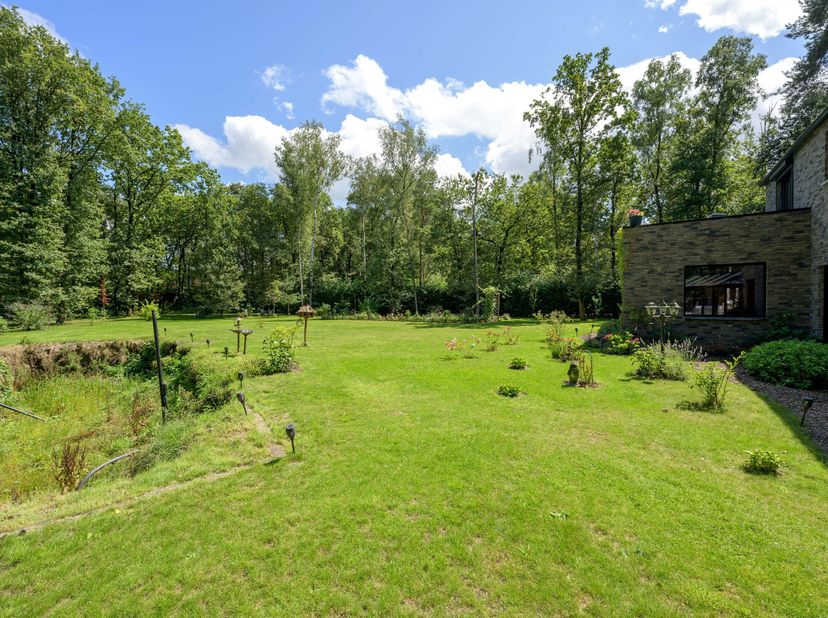 Laat je charmeren door deze eigenzinnige en recente kasteelvilla, gelegen aan de overkant van het natuurgebied Klein Schietveld, nabij het centrum van