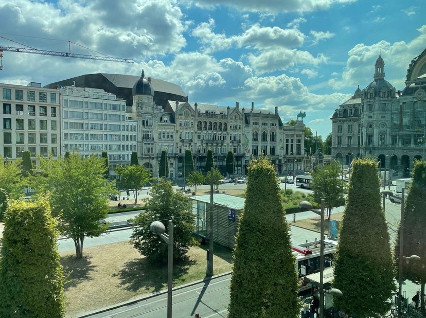 Cet espace de bureaux moderne est idéalement situé à quelques minutes à pied de la<br />
gare centrale d'Anvers, ce qui le rend parfaitement accessibl