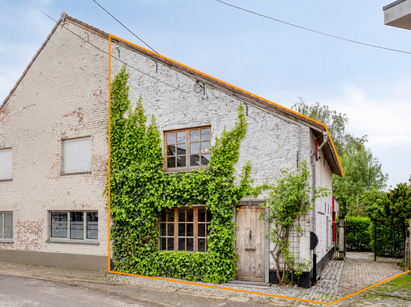 In de rustige Oplombeekstraat 16 te Pajottegem bevindt zich deze charmante woning op een uitzonderlijke locatie, omringd door groen en met een prachti