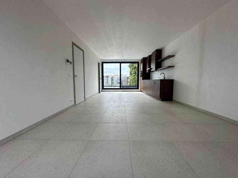 Appartement neuf avec terrasse spacieuse et place de parking<br />
Découvrez ce magnifique appartement nouvellement construit, fini avec des matériaux