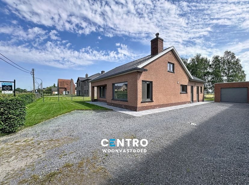 Gerenoveerde woning met 2 ruime slpks (Extra slaapkamers mogelijk), ruime garage en verzorgde tuin met een fantastisch UITZICHT!<br />
<br />
INDELING