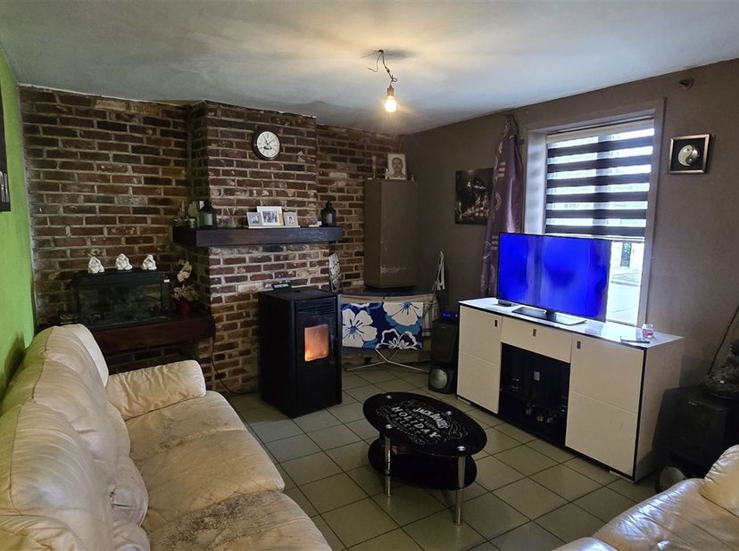 3-front gelijkvloerse woning met een garage van 21,15 m² gelegen op de hoogten van Péruwelz op 6 are 40 centiares grond.<br />
<br />
De woning bied