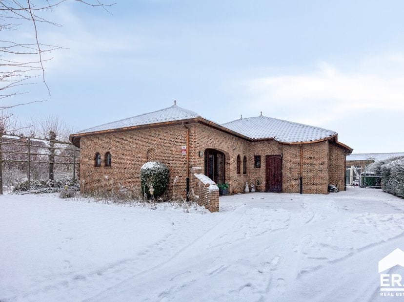 Lommel-Kolonie  Ruime villa in groene, rustige omgeving met polyvalent bijgebouw (ca. 70 m²) Deze ruime villa is gelegen in een rustige, doodlopende s