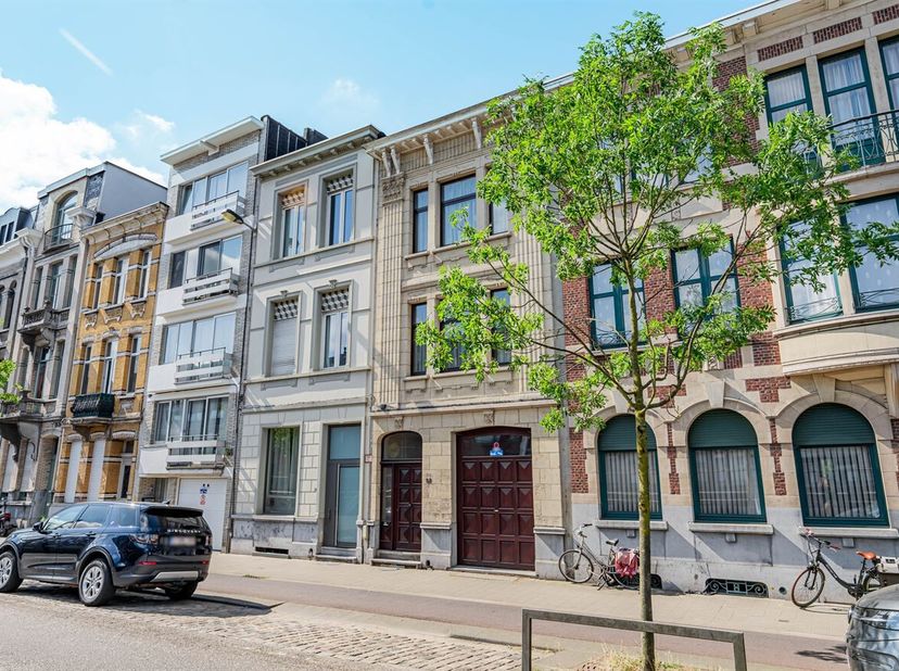 Deze ruime woning biedt verrassend veel mogelijkheden en is ideaal voor gezinnen of wie wonen en werken wenst te combineren. Dankzij de gunstige liggi