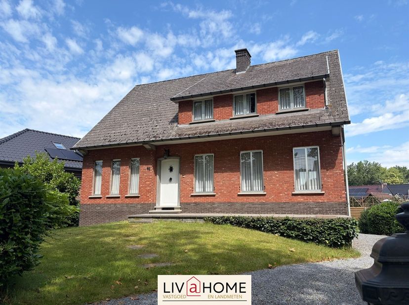 Zeer ruime woning op een mooi perceel van 851 m².<br />
<br />
Ontdek deze vrijstaande woning met veel potentieel, gelegen op een mooi perceel van 8