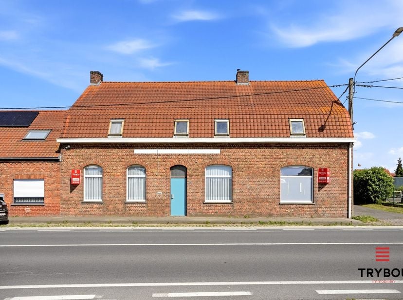 In de Iepersteenweg 30 te Merkem ontdek je deze verrassend ruime halfopen bebouwing met een waaier aan mogelijkheden. Dankzij de uitzonderlijke bewoon