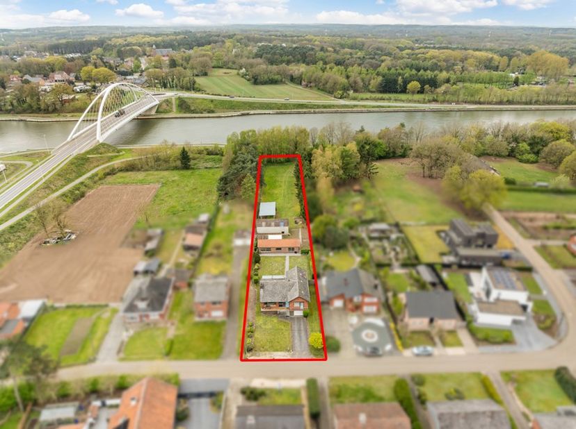 Ben je iemand die op zoek is naar een unieke woonplaats waar je kan (ver)bouwen met zicht op het Albertkanaal en waar het houden van dieren aan huis m