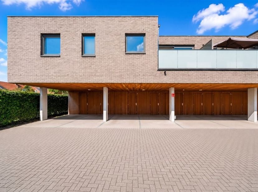 TE KOOP: Recent 2-slaapkamerappartement in het centrum van Heusden!<br />
Welkom in dit recente en hoogwaardig afgewerkte appartement, gelegen op een