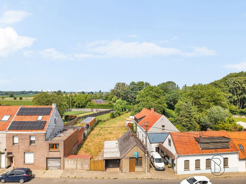 Mooie bouwgrond van 831 m² in landelijke omgeving – ideaal voor halfopen bebouwing (HOB)! Met een straatbreedte van 13 meter biedt dit perceel veel mo