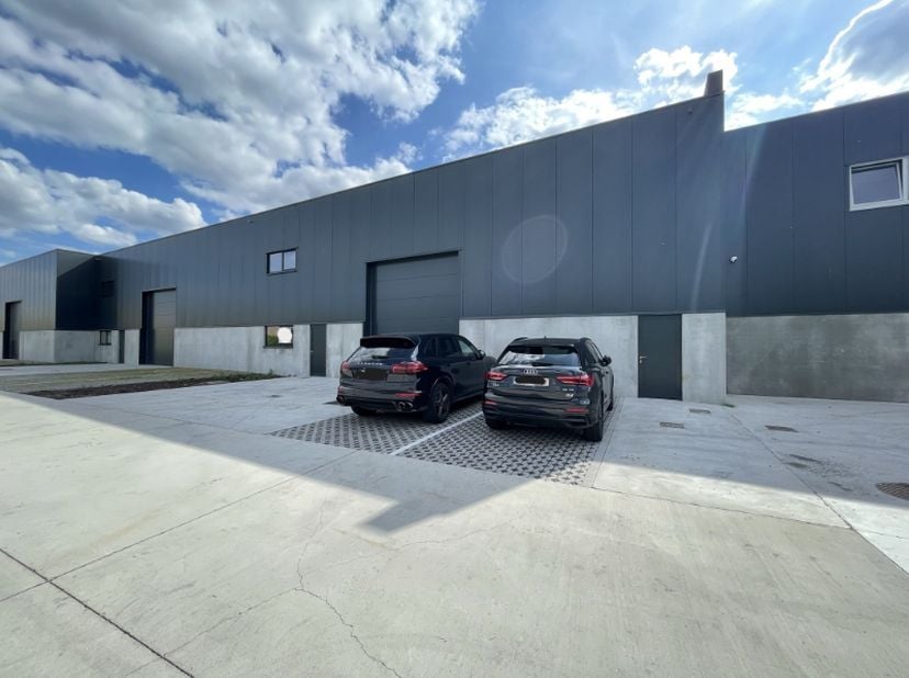Deze recente KMO-unit van 369 m² is gelegen in het kwalitatieve bedrijvenpark “Gundilo Park” te Wondelgem, op een strategische locatie vlak naast de R
