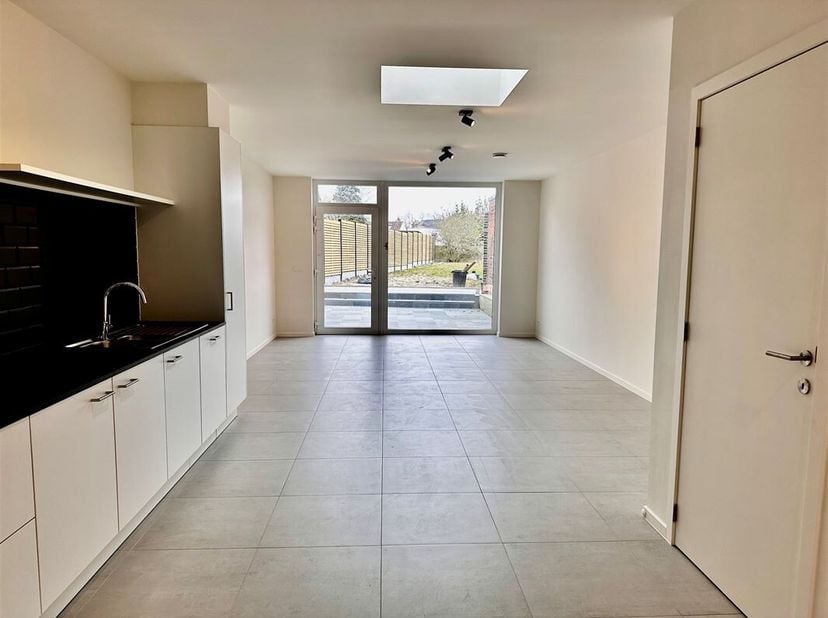 Propriété entièrement rénovée à louer à Bevere.<br />
Au rez-de-chaussée de cette maison, vous trouverez un hall d'entrée, un grand débarras, des toil
