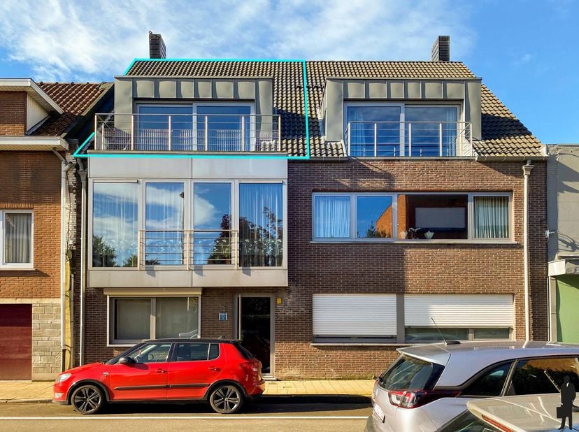 Duplex appartement op de tweede verdieping in het centrum van Essen, dichtbij winkels, scholen, station en openbaar vervoer!<br />
Huurprijs: 750 Euro