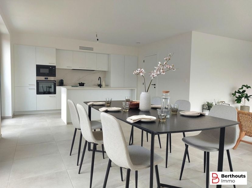 Lichtvolle nieuwbouwpenthouse met 3 slaapkamers en 24 m² terras – Koningslo.<br />
In een kleinschalige nieuwbouwresidentie in Koningslo ligt deze ru