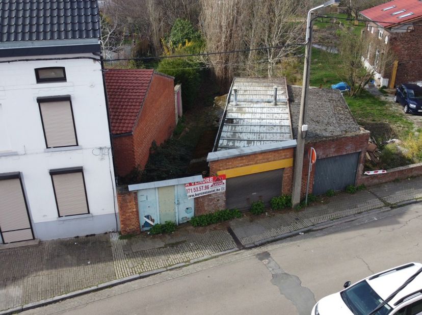 MARCINELLE: Terrain de 6 ares 70 ca avec un projet d'une maison bel étage. Le projet comprenant au RDC: garage 2 voitures de +- 70m², cage d'escalier,
