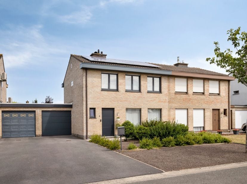 In de Eikenlaan, in Handzame (Kortemark) treffen we deze instapklare half-open gezinswoning op een uiterst rustige locatie, op 288 m².<br />
Bij het b
