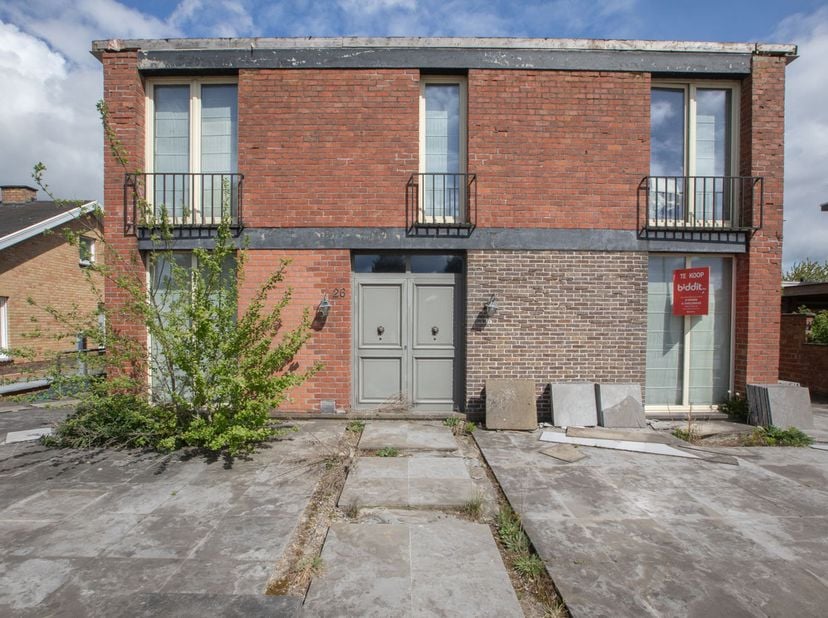 RENOVATIEPROJECT<br />
<br />
Dit betreft een volledig te renoveren vrijstaande woning in de J. de Lanierlaan in Sint-Joris (Beernem) op een perceel v