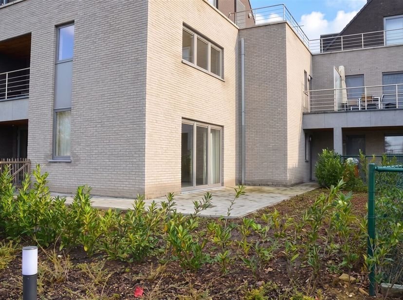 Vraag uw bezoek aan via info@optimusvastgoed.be!<br />
TE HUUR: Gelijkvloers appartement met 2 slaapkamers te Heusden-Zolder! <br />
Dit appartement i