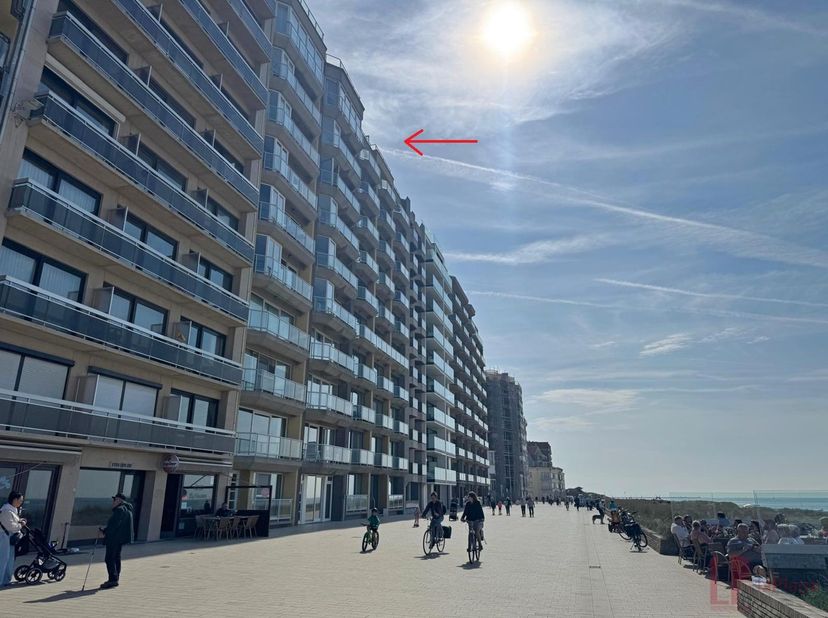 Situé dans un immeuble soigné et de qualité construit en 2004, ce magnifique penthouse en duplex offre une combinaison rare d’espace, de luminosité et