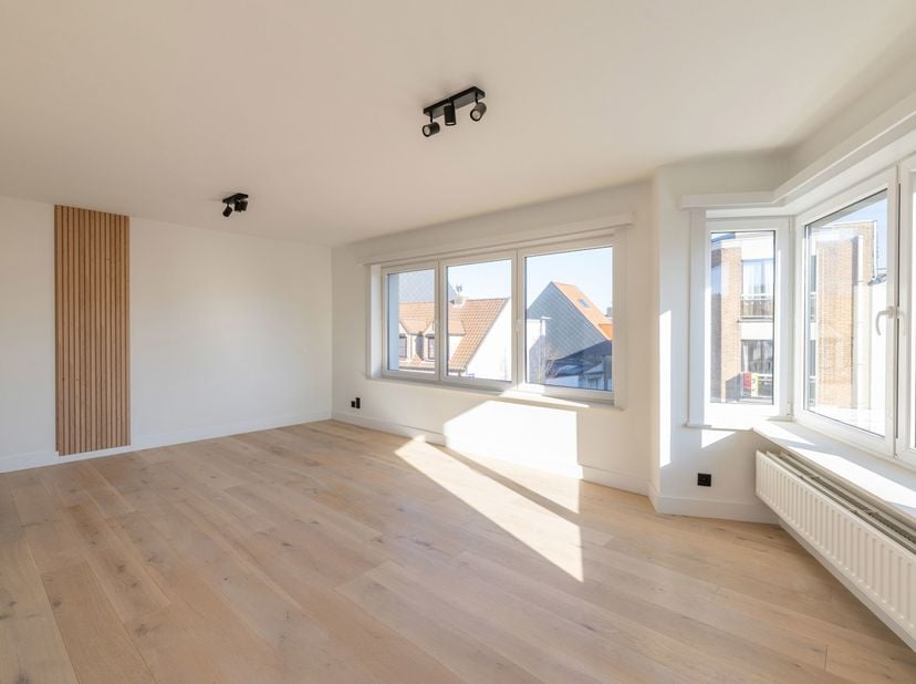 Ligging<br />
Gelegen in de Nieuwstraat te Knokke-Heist. Nabij de Lippenslaan, het station en de Duinenwater. Een makkelijke verbinding met het openba