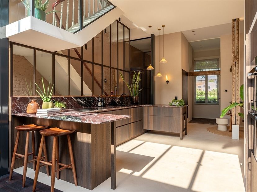 OPEN HUIS Zat. 13/6 Deze exclusieve woning is vrijblijvend te bezichtigen op zaterdag 13 juni tussen 10u00 en 12u00. U bent van harte welkom! Midden i