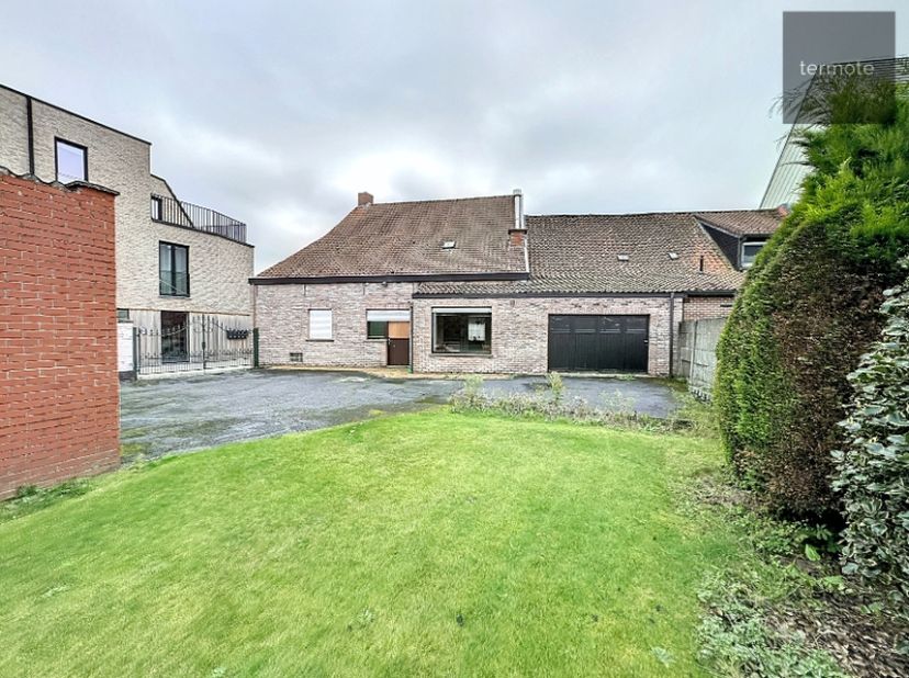 Deze ruime eigendom, gelegen langs de oude baan Gent-Kortrijk, beidt verschillende mogelijkheden :<br />
- het kan dienen als woonhuis, al dan niet in