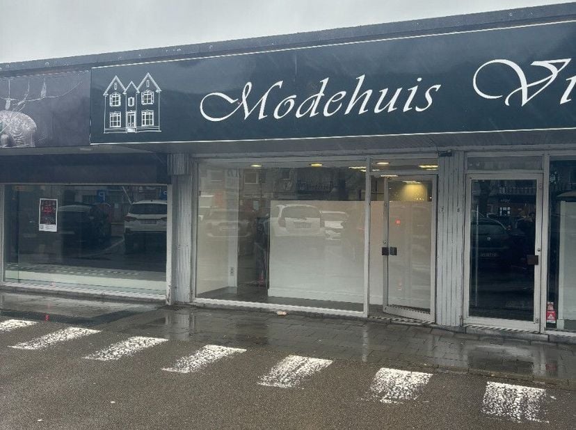 Centraal gelegen handelspand (91m²): Centrum van NeerpeltZeer veel parkeermogelijkheden voor de deur en in de directe omgevingOnmiddellijk beschikbaar
