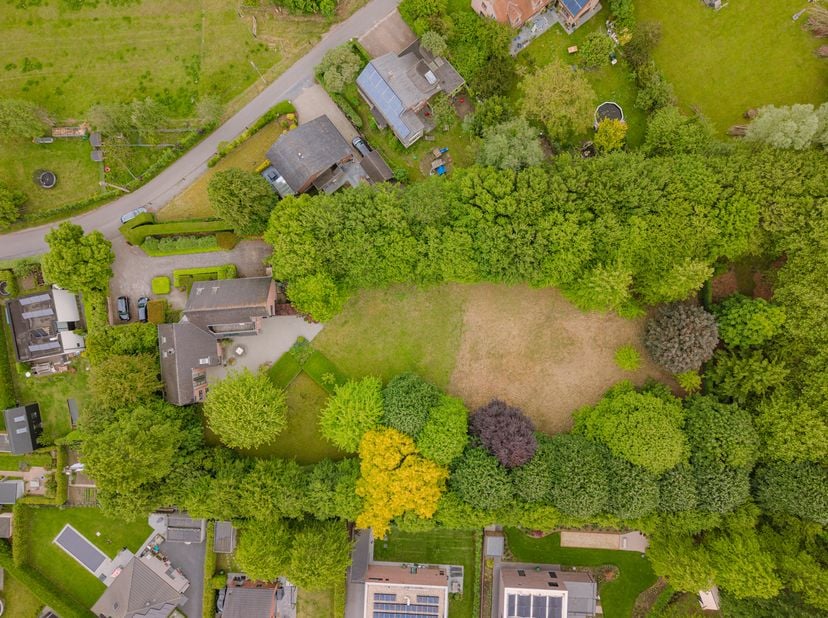 Midden in een groene en residentiële omgeving in Merelbeke bevindt zich deze indrukwekkende villa, discreet gelegen op een uitzonderlijk perceel van m