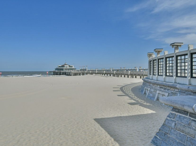Dit charmante en karaktervolle appartement in het hart van Blankenberge is de perfecte uitvalsbasis voor wie wil genieten van de zee en de sfeer van d