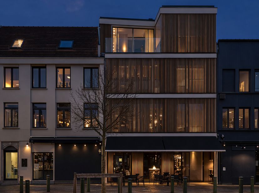 High-end duplexpenthouse met drie terrassen, gelegen in een architecturaal hoogstaand gebouw naar ontwerp van Element Architecten.<br />
&amp;nbsp;<br />