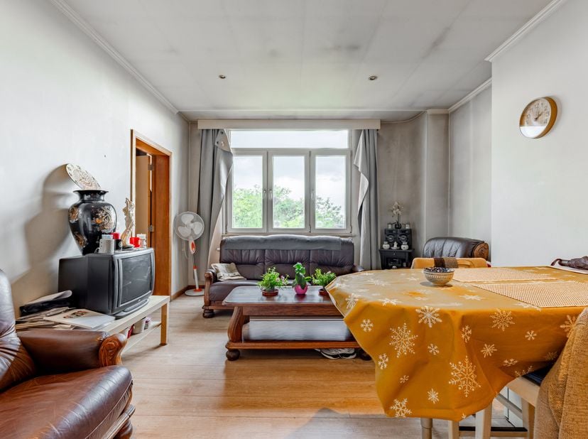 VORST – Vlakbij het Parc du Bempt, in een eenrichtingsstraat: APPARTEMENT (1 slpk/1 badk) van ± 52 m² (bruto volgens EPC) in een kleine mede-eigendom