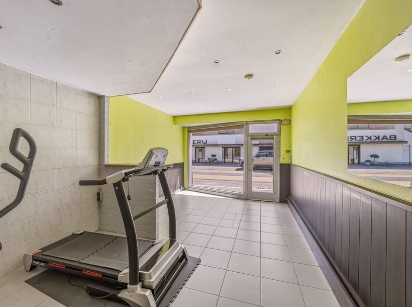 Centraal gelegen in het hart van Oudenburg vindt u dit veelzijdige handelspand met woonst op een perceel van 170 m². Dankzij de combinatie van commerc