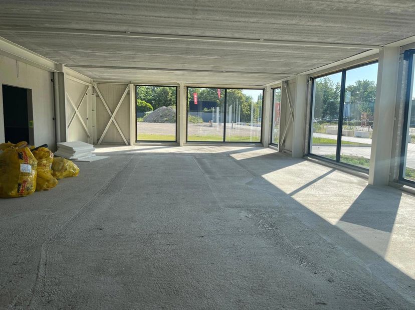 Magazijn 1.000m² met kantoor/showroom van 727m² te Schoten.<br />
Strategische ligging in de noordrand van Antwerpen, op een steenworp van de op- en a