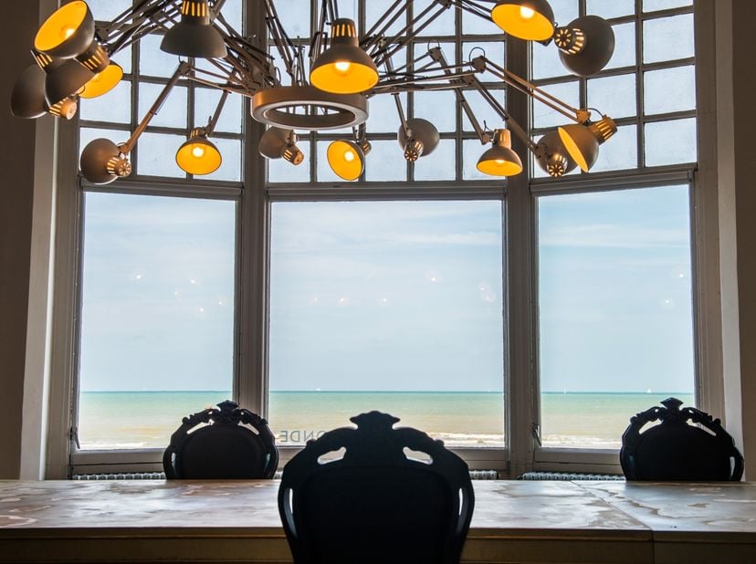 Dit nostalgisch pand met een uniek uitzicht op zee is exclusief en biedt u de luxe in het bijzonder gebouw Grand Hotel Bellevue, wordt in de volksmond