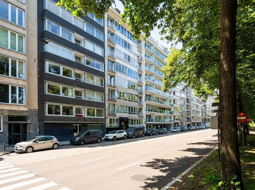 Ligging<br />
Op de Franklin Rooseveltlaan, een zeer gegeerde locatie in Gent, vindt u dit ruim appartement met 2 slaapkamers (bvo van 124 m²) . Geleg