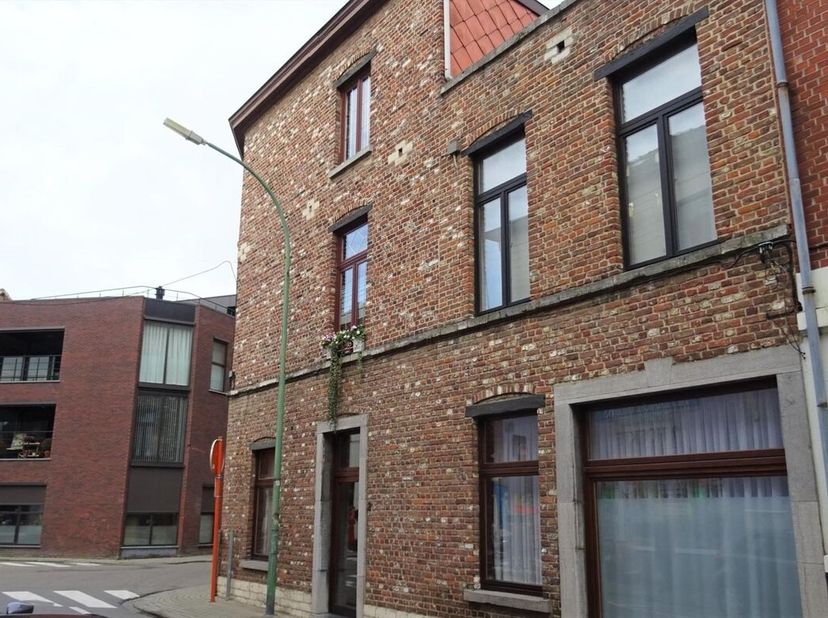 Beschikbaar vanaf 1/9/2026. Dit gezellig appartement bevindt zich op de 1ste verdieping (geen lift). De living is L-vormig en heeft 2 grote ramen die