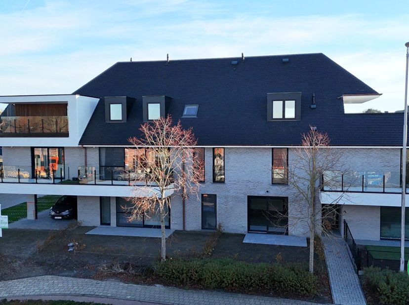 Dit mooie nieuwbouwproject bestaat uit 9 appartementen, verdeeld over drie verdiepen. Op de ondergrondse verdieping wordt er per appartement een indiv