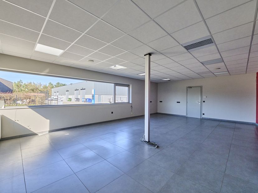 Bedrijfsgebouw van 570m² op een perceel van 1380m² gelegen op de "KMO-zone Molenheide" in Zonhoven. Zeer goede verbinding met de E314 (4km - 5min.). D