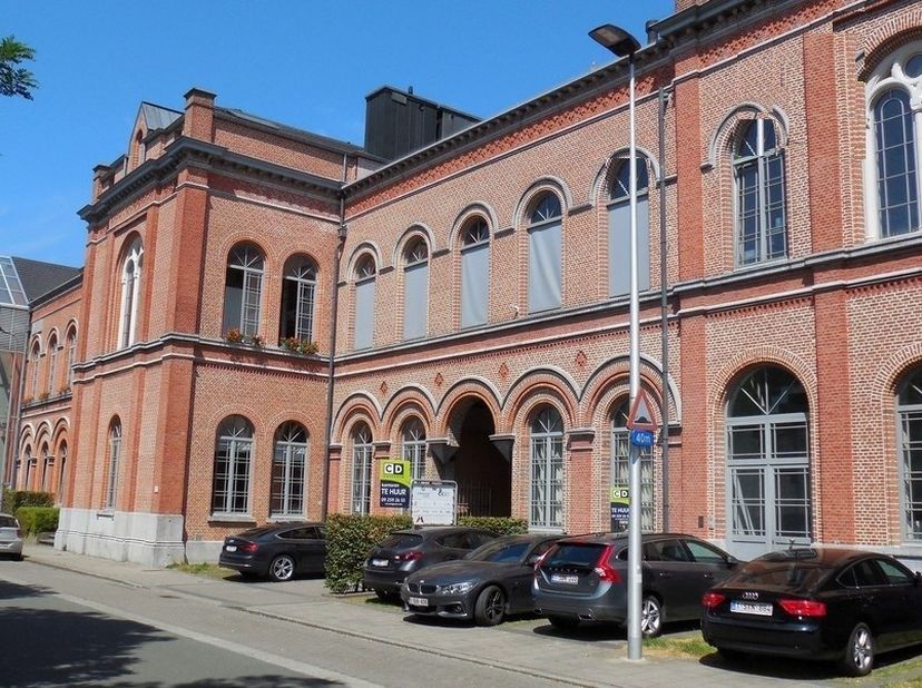 439m² d'espace de bureau branché répartis sur le rez-de-chaussée et le 1er étage avec 5 places de parking extérieures et 1 box garage<br />
Emplacemen