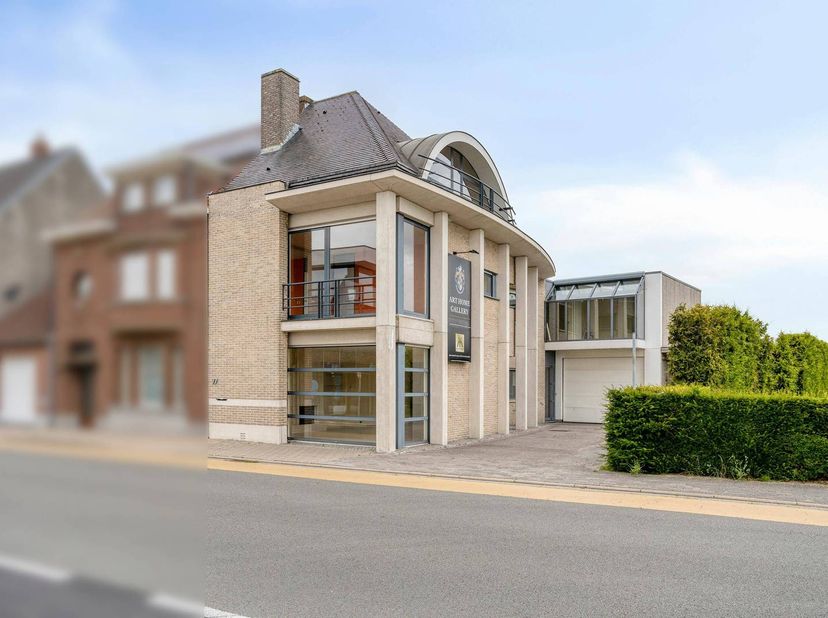 Op wandelafstand van het centrum van Waregem en met een vlotte verbinding naar de E17 ligt dit verrassend ruime, perfect onderhouden huis op een opper