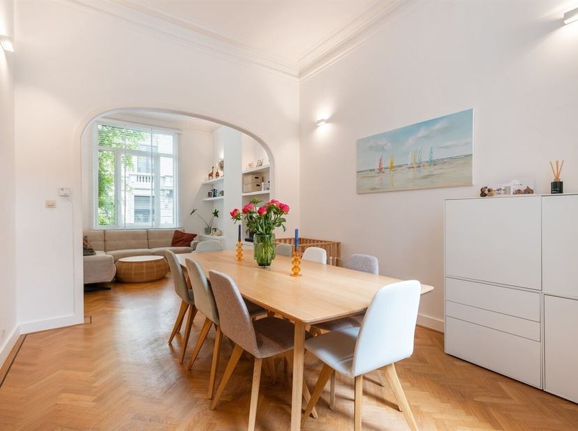 Exclusief herenhuis op toplocatie in de Vijfhoek te koop!<br />
Ligging:<br />
Charmante herenwoning gelegen in de gegeerde Vijfhoek van Berchem. Wink