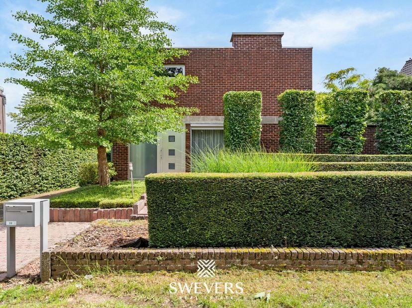Voor meer info en fotos, surf naar www.swevers.be  Deze ruime open bebouwing aan de Langerloweg 39 in Genk biedt een uitstekende combinatie van ruimte