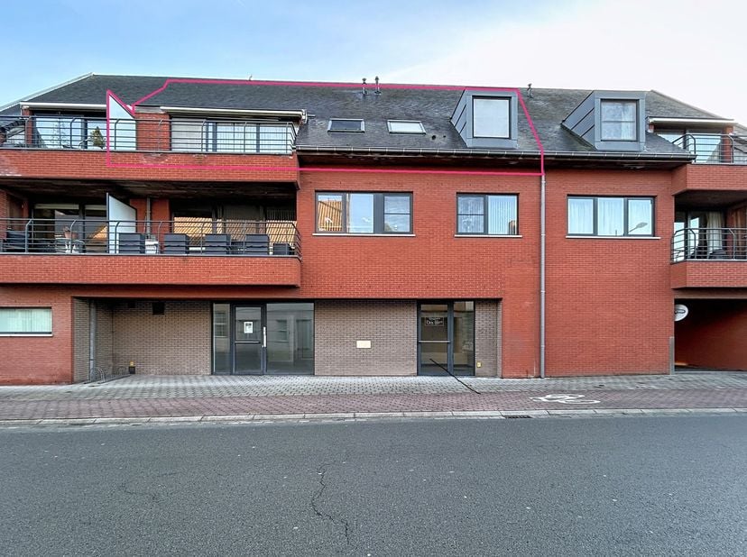 Instapklaar appartement (bwj. 2002) in de nabijheid van allerlei faciliteiten vervoer bestaande uit een inkomhal met afzonderlijk toilet en ingemaakte