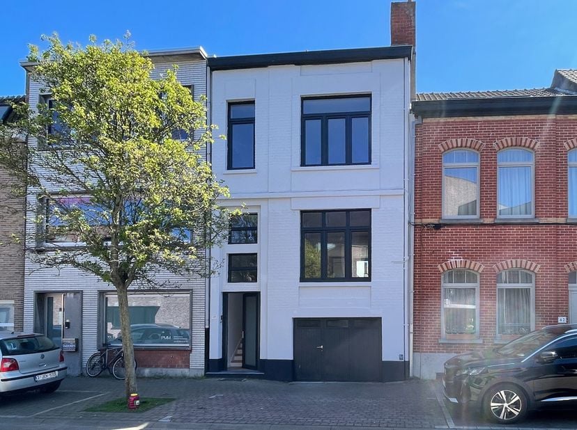 Voor meer informatie contacteer Daan Seys: 0491/06.97.30.<br />
Kijkdag 22/08<br />
Deze recent gerenoveerde woning is gelegen te Oostende op een uite