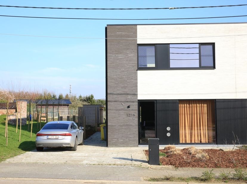 Mooie recente nieuwbouwwoning gelegen op een rustig perceel van 4 are 54 ca op een zeer gegeerde locatie in de gemeente Herselt.<br />
<br />
Deze com