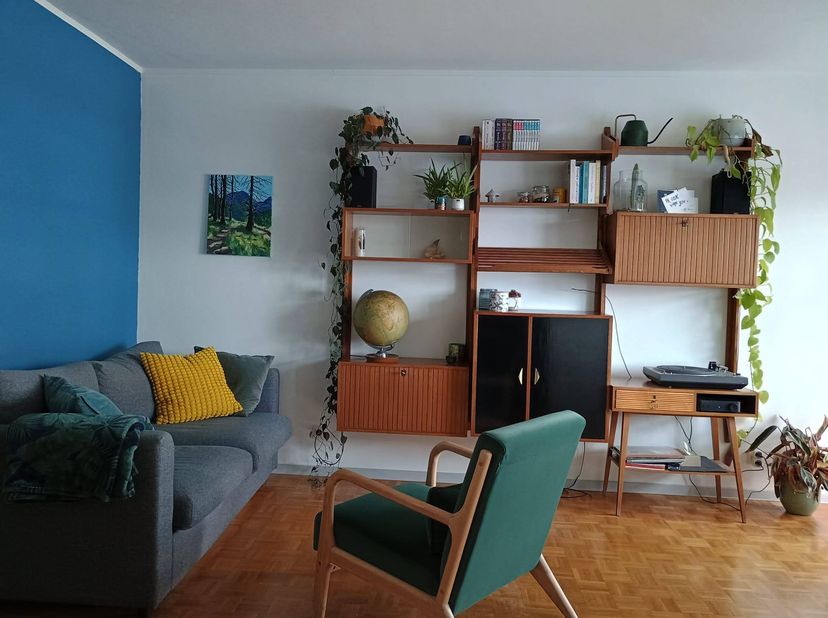 Verzorgde en lichtrijke studio met zicht op de torens van Gent vanop het ruime terras. Functionele keuken en badkamer, instapklaar. Via de lift of tra