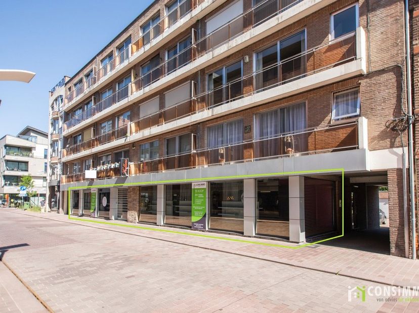 Op zoek naar een nieuw pand voor uw handelsactiviteit of kantoor met een uitstekende visibiliteit, passage en ruimte in het centrum van Genk? Bekijk d