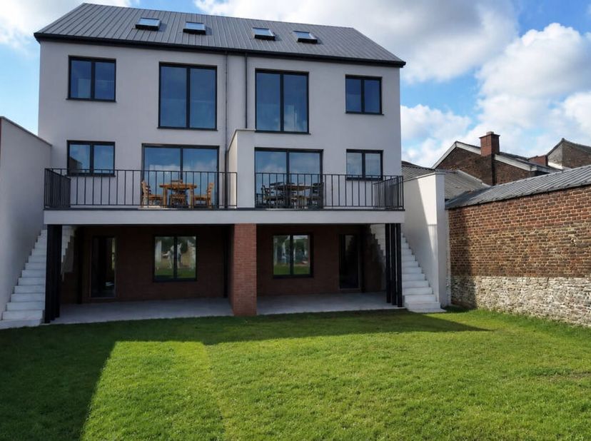 Votre agence de Mont-sur-Marchienne vous présente un projet immobilier neuf composé de 2 maisons dhabitation basse énergie. Chaque habitation bénéfici